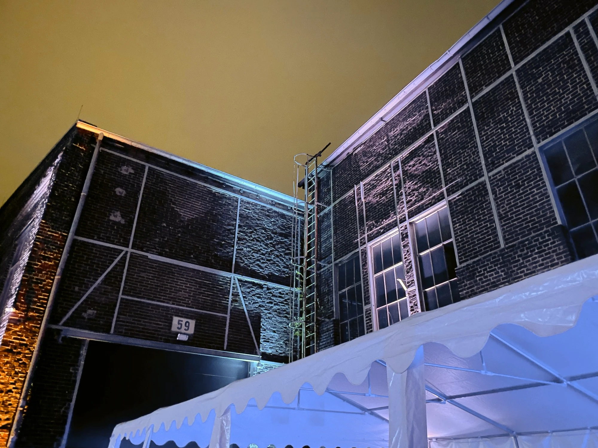 The roof of the event venue seen from below from the lower courtyard
