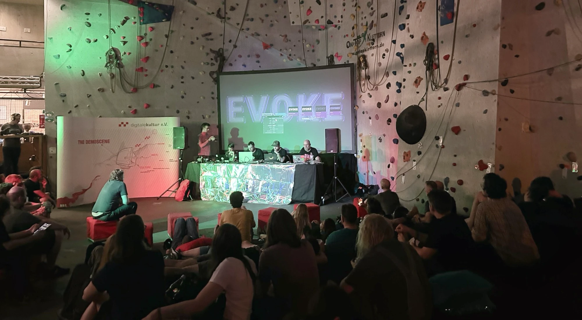 A different perspective of the stage with the participants of the Patch Battle.